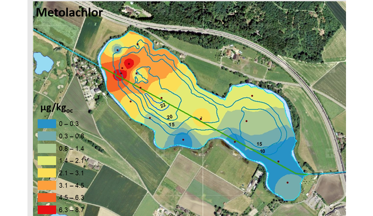 Räumliche Verteilung des Herbizids Metolachlor in den Oberflächensedimenten des Moossees. Rot steht für hohe Konzentration, blau für tiefe. (© A. Chiaia-Hernández)