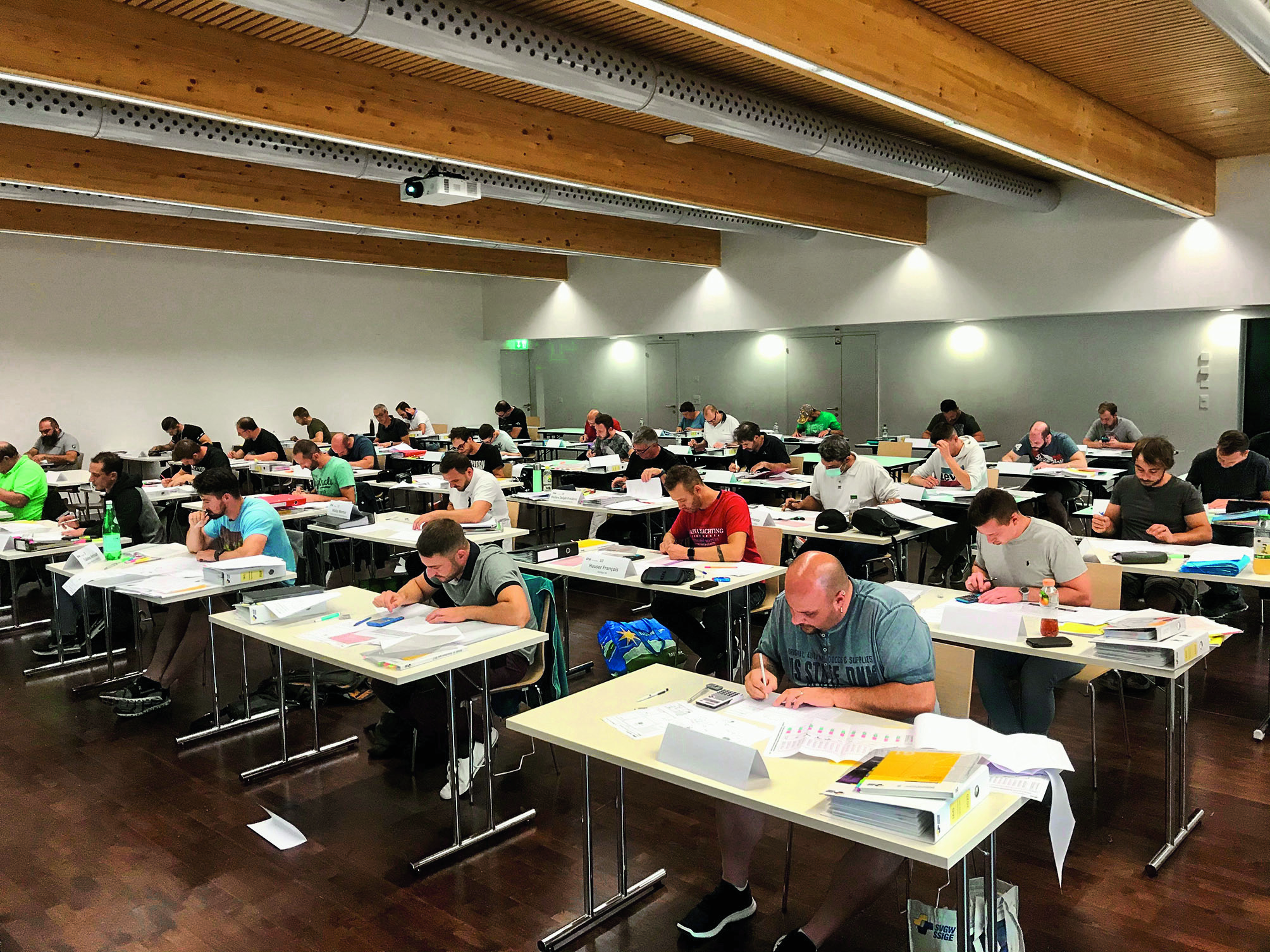 Les candidats Installateurs Agréés Gaz, dans une salle de cours configurée pour respecter les normes sanitaires du moment