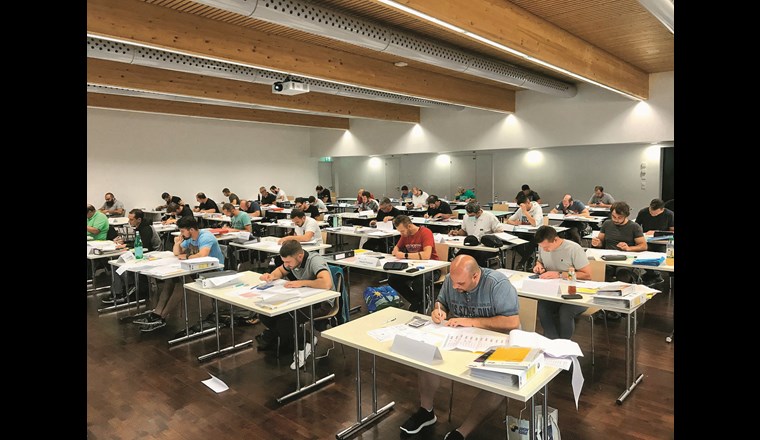 Les candidats Installateurs Agréés Gaz, dans une salle de cours configurée pour respecter les normes sanitaires du moment