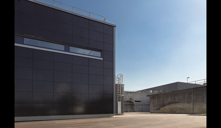 Heizzentrale mit Photovoltaik-Fassade. (© EWZ)