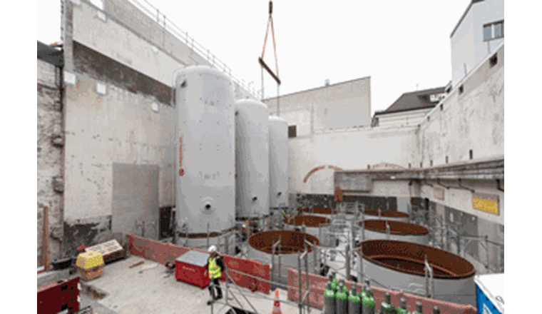 Der Wärmespeicher Dolder besteht aus neun Stahlbehältern. Der Wärmespeicher entsteht am Dolderweg in der Gebäudehülle des ehemaligen Heizwerk Dolder. (© C. Flierl/IWB)