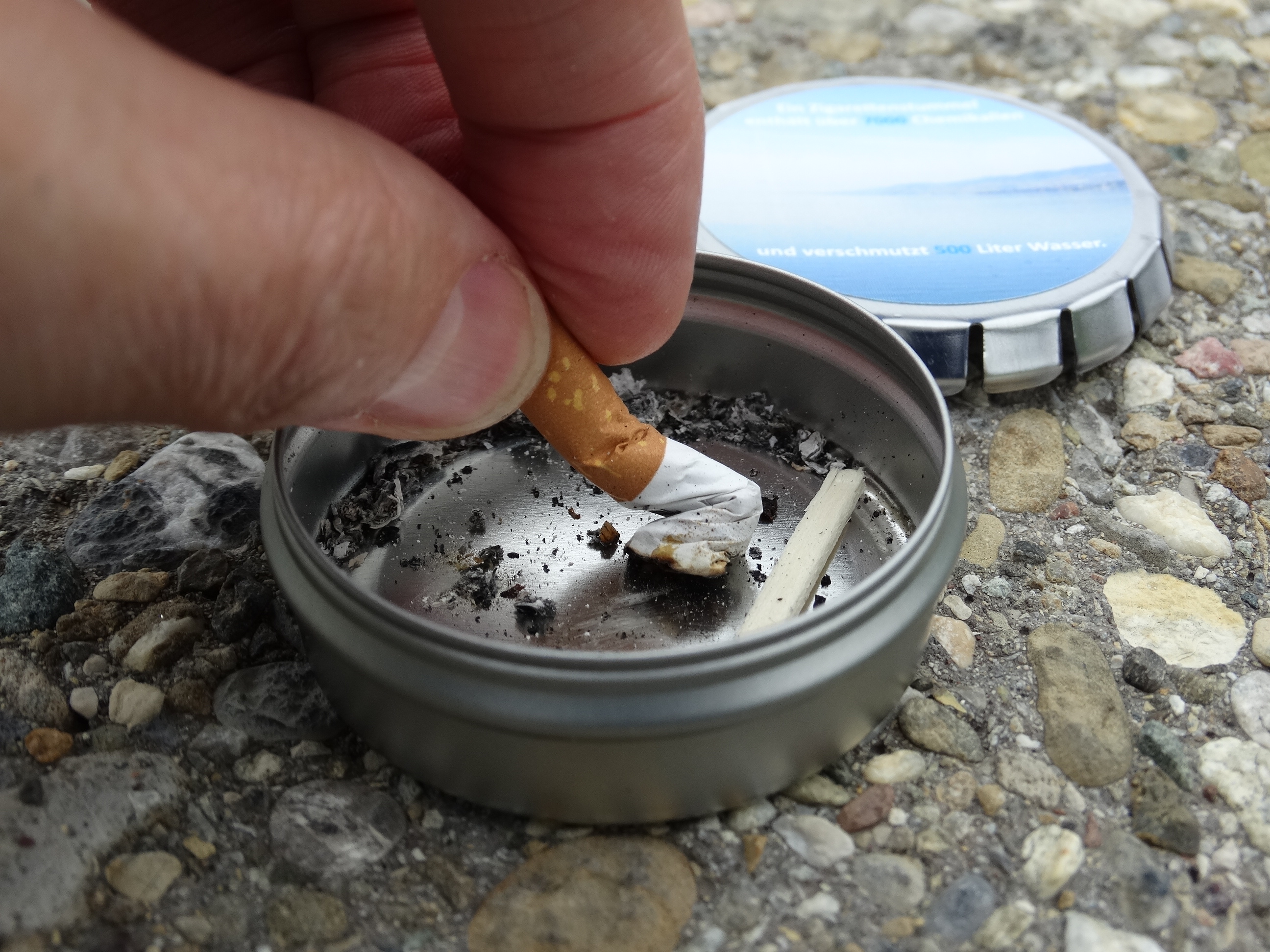 VSA-Eco-Box. Der portable Taschenaschenbecher für Zigarettenstummel, Kaugummi und dergleichen. Bild: Paul Sicher/VSA.