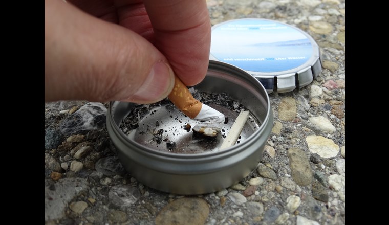 VSA-Eco-Box. Der portable Taschenaschenbecher für Zigarettenstummel, Kaugummi und dergleichen. Bild: Paul Sicher/VSA.