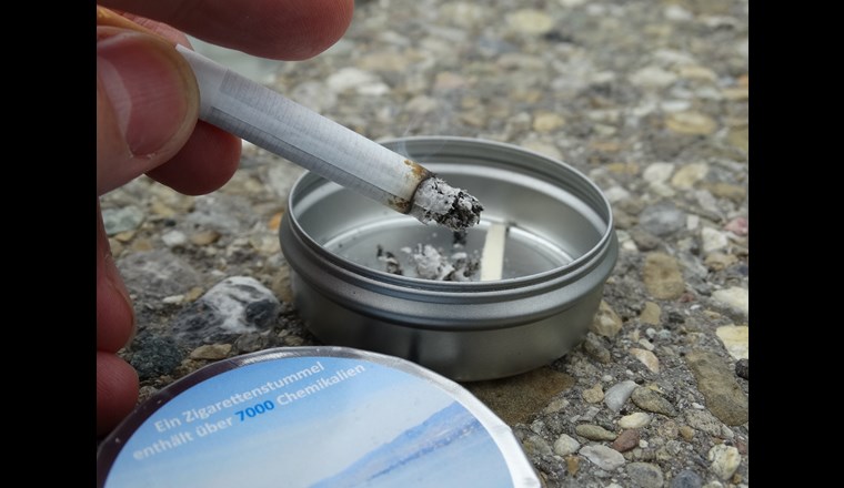 VSA-Eco-Box. Der portable Taschenaschenbecher für Zigarettenstummel, Kaugummi und dergleichen. Bild: Paul Sicher/VSA.