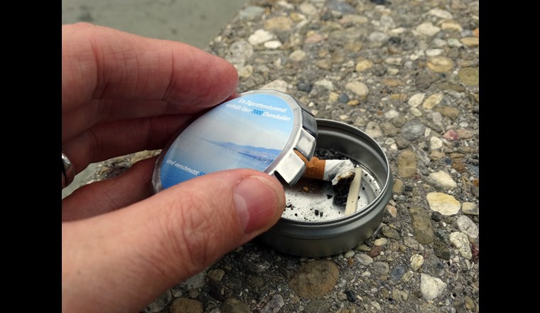 VSA-Eco-Box. Der portable Taschenaschenbecher für Zigarettenstummel, Kaugummi und dergleichen. Bild: Paul Sicher/VSA.