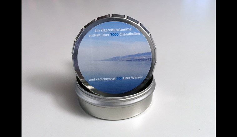 VSA-Eco-Box. Der portable Taschenaschenbecher für Zigarettenstummel, Kaugummi und dergleichen. Bild: Paul Sicher/VSA.