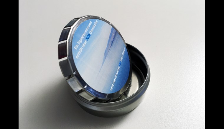 VSA-Eco-Box. Der portable Taschenaschenbecher für Zigarettenstummel, Kaugummi und dergleichen. Bild: Paul Sicher/VSA.