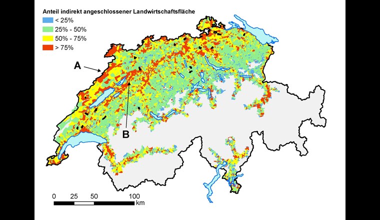 Fig. 3 Anteil indirekt angeschlossener Landwirtschaftsflächen an der gesamten angeschlossenen Landwirtschaftsfläche pro Einzugsgebiet im Mittelland und Jura. Die grauen Flächen repräsentieren höher gelegene Bergzonen, die von der Modellierung ausgeschlossen wurden. (Hintergrundkarte: reproduziert mit Bewilligung von swisstopo/JA100119)