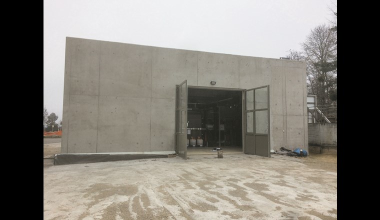 Blick auf die Zentrale der Abwasserwärmenutzung am Ende der ARA Yverdon-les-Bains kurz nach Inbetriebnahme. Die Umgebung wird im Rahmen der ARA-Sanierung fertig­gestellt.