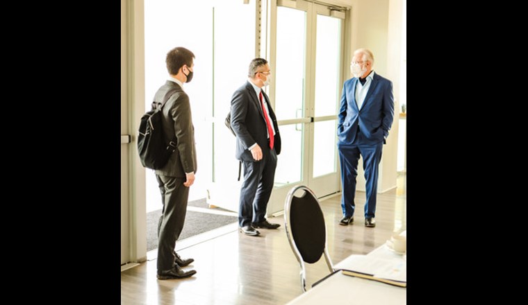 Lancaster Parris (r.) empfängt japanische Regierungsvertreter, um um Partnergemeinden für die Entwicklung und Nutzung von Wasserstoff zu gewinnen.  (© City of Lancaster)