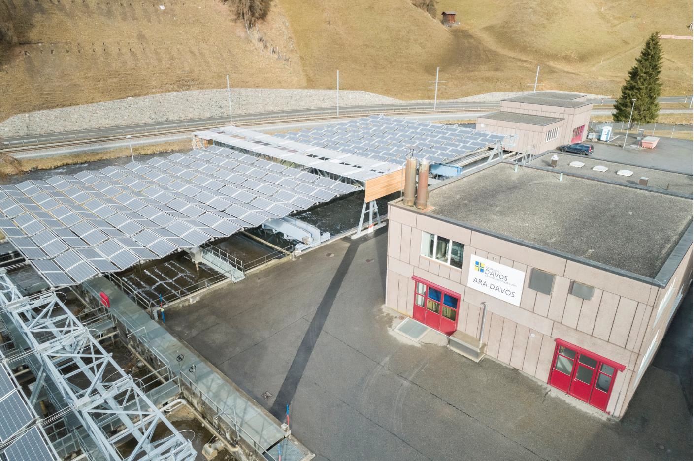 ARA Davos: Betriebsgebäude und Solarfaltdach (© dhp technology AG)