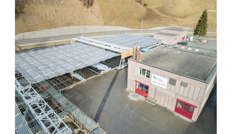 ARA Davos: Betriebsgebäude und Solarfaltdach (© dhp technology AG)