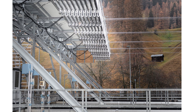 Die Solarmodule werden ein- bzw. ausgefahren. (© dhp technology AG)