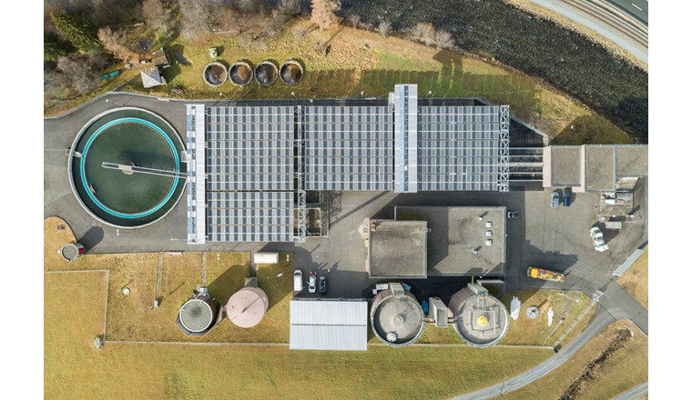 Drohnenaufnahme der ARA Davos mit ausgefahrenem Solarfaltdach (© dhp technology AG)