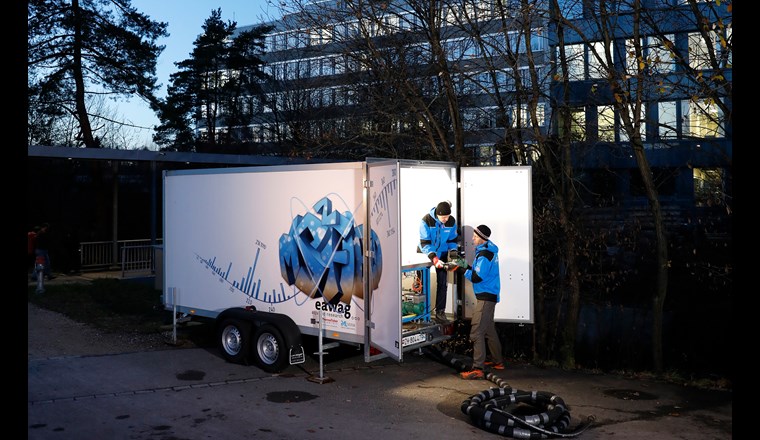 Das mobile Wasserlabor im Test am Chriesbach vor der Eawag in Dübendorf.
(Foto: Eawag, Aldo Todaro)