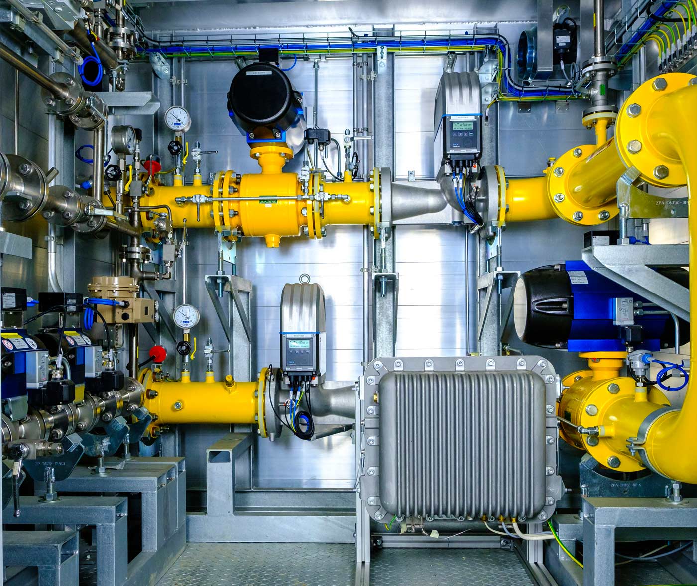 Das Spektrometer für die Infrarot-aktiven Bestandteile des Erdgases und der Wärmeleitfähigkeitssensor zur Wasserstoffmessung sind an einem Erdgas-Bypass des Fraunhofer ISE installiert. Das Messgerät befindet sich in einem explosionsgeschützten Koffergehäuse mit Kühlrippen (im Bild rechts unten). (© H. Kock/Fraunhofer IPM)