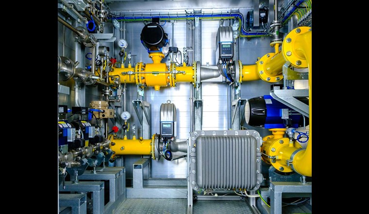 Das Spektrometer für die Infrarot-aktiven Bestandteile des Erdgases und der Wärmeleitfähigkeitssensor zur Wasserstoffmessung sind an einem Erdgas-Bypass des Fraunhofer ISE installiert. Das Messgerät befindet sich in einem explosionsgeschützten Koffergehäuse mit Kühlrippen (im Bild rechts unten). (© H. Kock/Fraunhofer IPM)