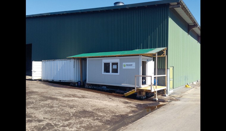 Pilotanlage, links: Container 1, Substrataufbereitung; rechts: Container 2, Hydrolyse und Vergärung.