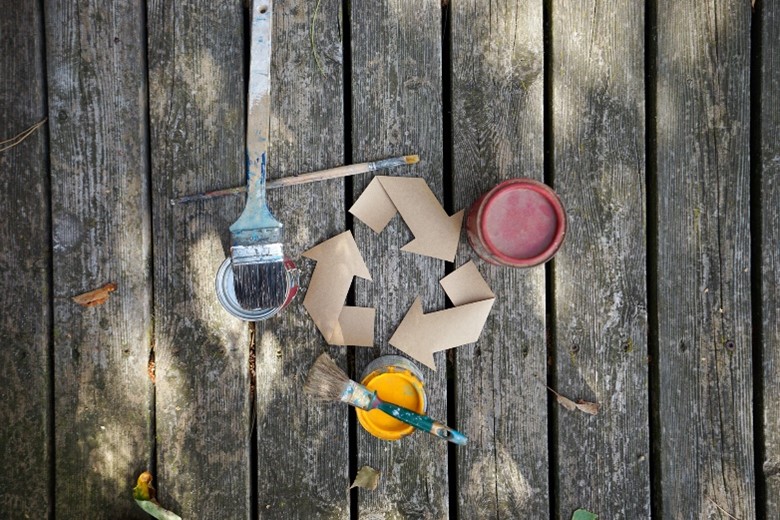 Alte, angebrochene oder abgelaufene Tuben, Töpfe und Tiegel finden sich in jedem Haushaltsschrank. Die korrekte Entsorgung ist hier besonders wichtig. Die neue Pusch-Plattform «Bewusst wie!» rund um den sorgfältigen Umgang mit Chemikalien in Haus und Garten hilft weiter. (© L. Kool/Pusch)