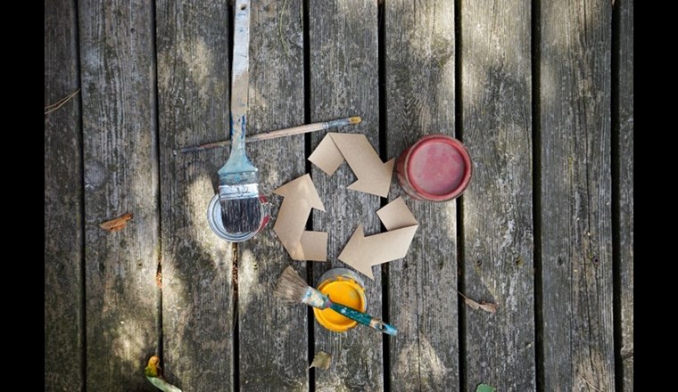 Alte, angebrochene oder abgelaufene Tuben, Töpfe und Tiegel finden sich in jedem Haushaltsschrank. Die korrekte Entsorgung ist hier besonders wichtig. Die neue Pusch-Plattform «Bewusst wie!» rund um den sorgfältigen Umgang mit Chemikalien in Haus und Garten hilft weiter. (© L. Kool/Pusch)