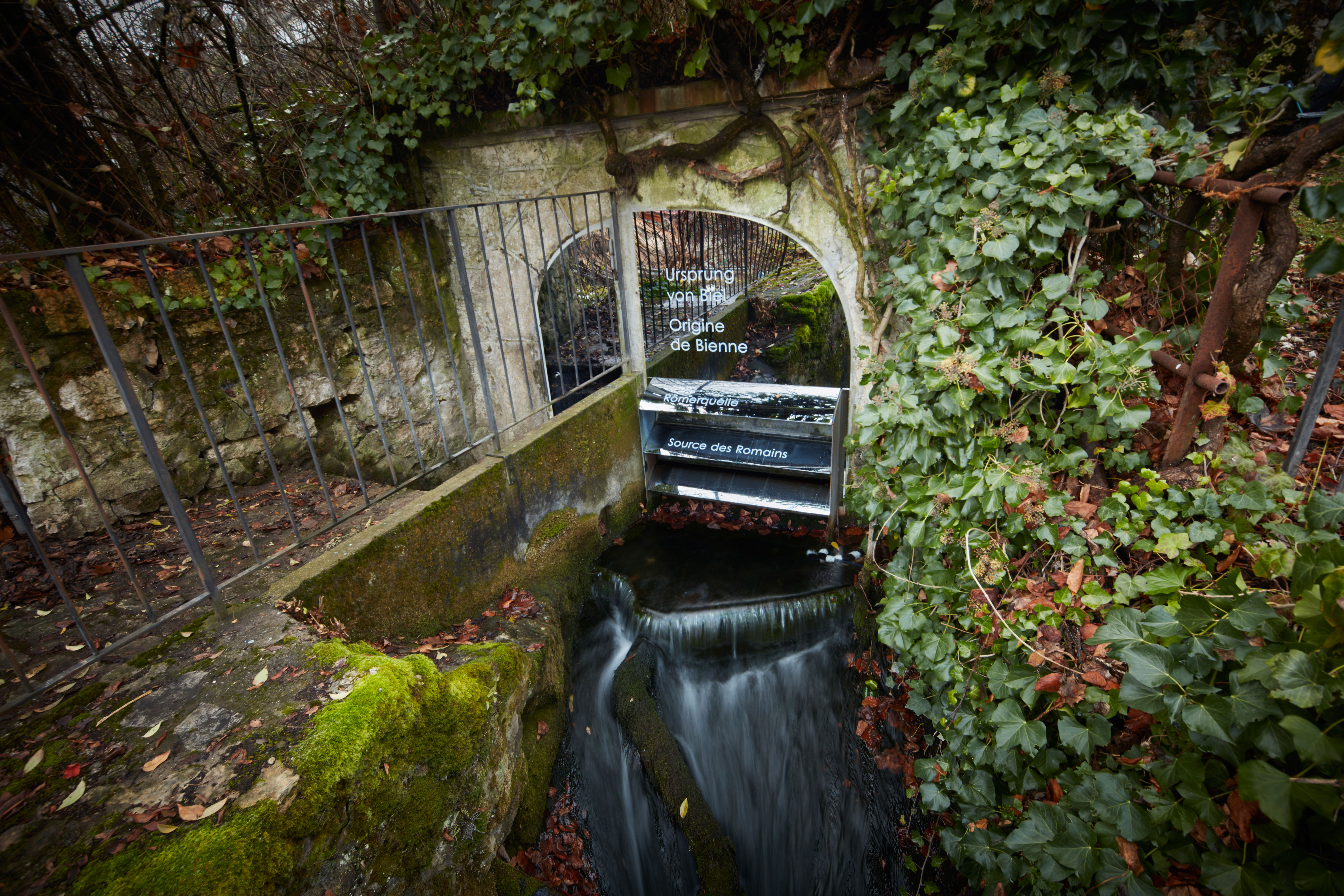 Die Römerquelle in Biel hat eine grosse historische Bedeutung, gilt sie doch als der Ursprung der Stadt. Nun wurde der Ort rund um den Quellaustritt rücksichtsvoll aufgewertet. Verschiedene diskrete Beschriftungselemente ermöglichen es, die Geschichte der Römerquelle neu zu entdecken. (© Stadt Biel)