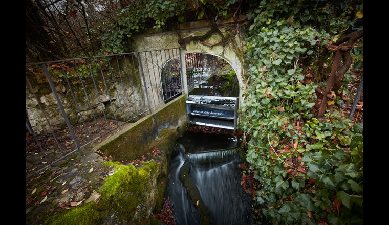 Die Römerquelle in Biel hat eine grosse historische Bedeutung, gilt sie doch als der Ursprung der Stadt. Nun wurde der Ort rund um den Quellaustritt rücksichtsvoll aufgewertet. Verschiedene diskrete Beschriftungselemente ermöglichen es, die Geschichte der Römerquelle neu zu entdecken. (© Stadt Biel)