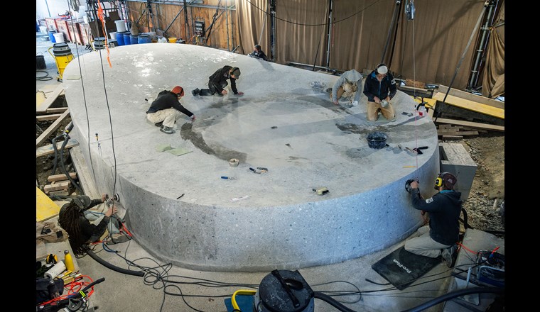 Entstehung des Brunnens: Abschleifen der obersten Mörtelschicht (© Wasserversorgung Zürich)