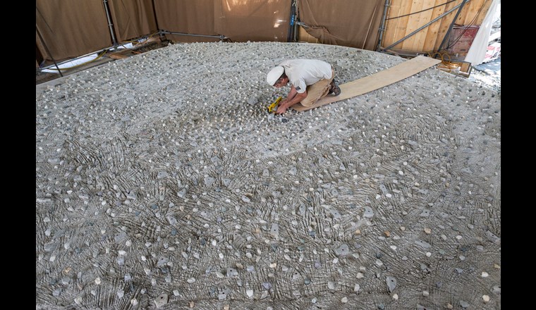 Entstehung des Brunnens. Im Bild: Steinbildhauer Christian Aubry. (© Wasserversorgung Zürich)