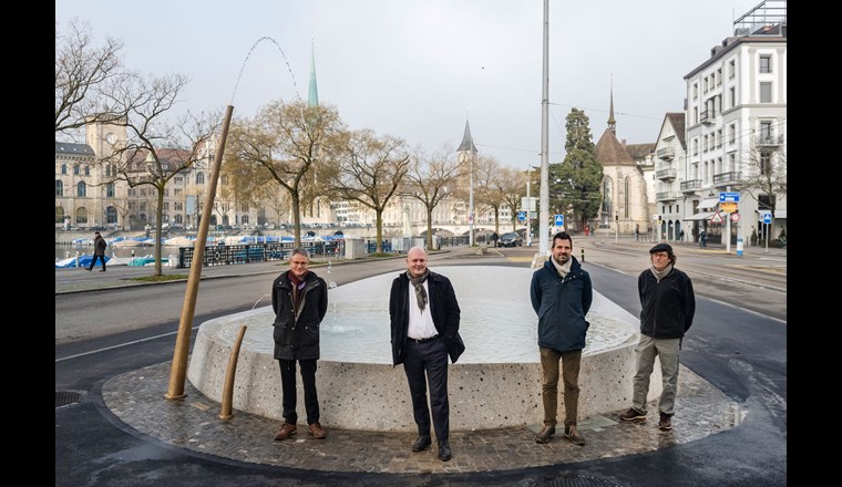 Martin Roth, Direktor Wasserversorgung Zürich, Stadtrat Michael Baumer, Timon Reichle und Christian Aubry vor dem «Sardonabrunnen» (© Maurice C. Grünig)