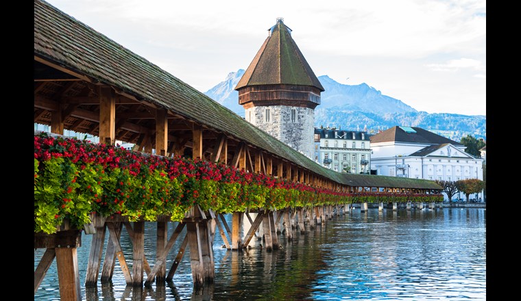 Holzkapellenbrücke und Altstadt von Luzern (©theyok/123RF.com)
