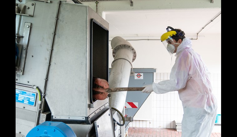 Am Rechen des Klärwerks bleiben die meisten Feststoffe hängen. Für die FiW-Forschenden ein wichtiger Ort zur Probenahme für das ganz Grobe. (© Breitbarth/FiW)