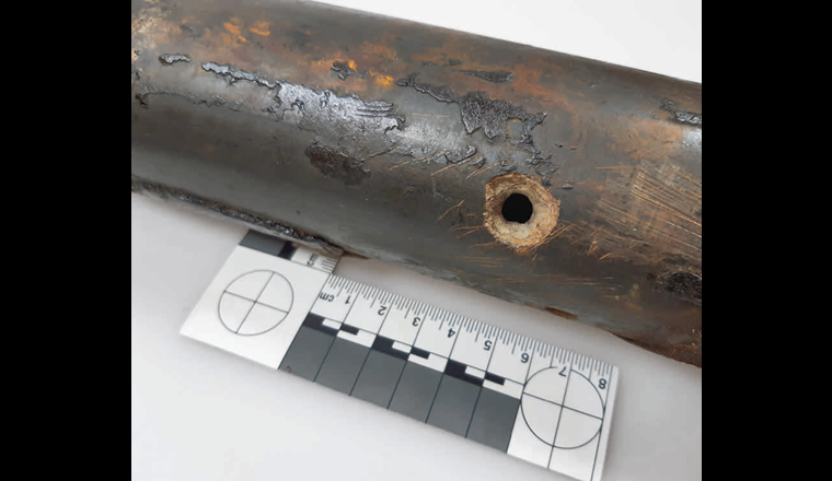 Fig. 3 Leckage an einem Rohr aufgrund von streustrombedingter Korrosion.
