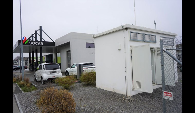 Das kleine Häuschen einige Meter neben der Tankstelle ist das Herz jeder CNG-/Biogas-Tankstelle. (© CNG-Mobility)