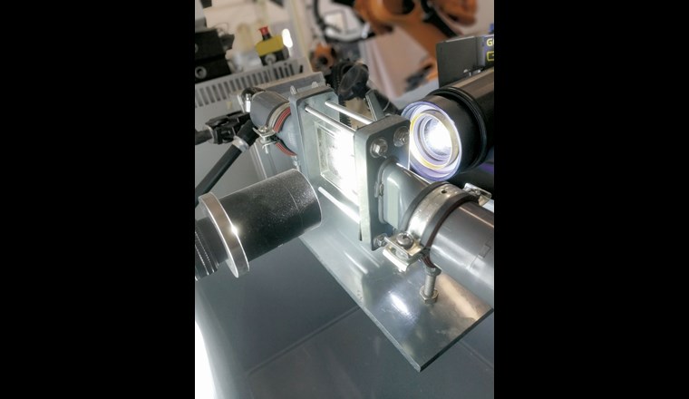 Durchlicht-Aufnahmetechnik: Gleichzeitige Durchleuchtung und Bildaufnahme des durchfliessenden Abwassers mit Flockungsmittel. (© GFaI)