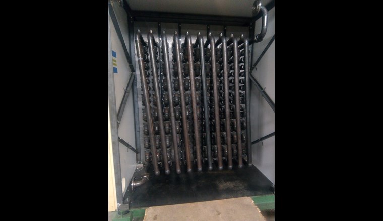 Der Karbonisierungsreaktor besteht aus einem Rohr, das in 11 Schleifen von jeweils 
12 Metern Länge angeordnet ist und insgesamt 5600 l Schlamm fasst. Der Reaktor ist sehr gut isoliert, sodass der Schlamm auf seiner vierstündigen Reise durch das Reaktorrohr nur 10 Grad (von 200 auf 190 °C) abkühlt. Im Reaktor verwandelt sich der Klärschlamm in Kohleschlamm, der nach dem Verlassen des Reaktors in einem Wärmetauscher auf 60 °C abgekühlt und in einer Schneckenpumpe entspannt wird.  (©BFE-Schlussbericht)