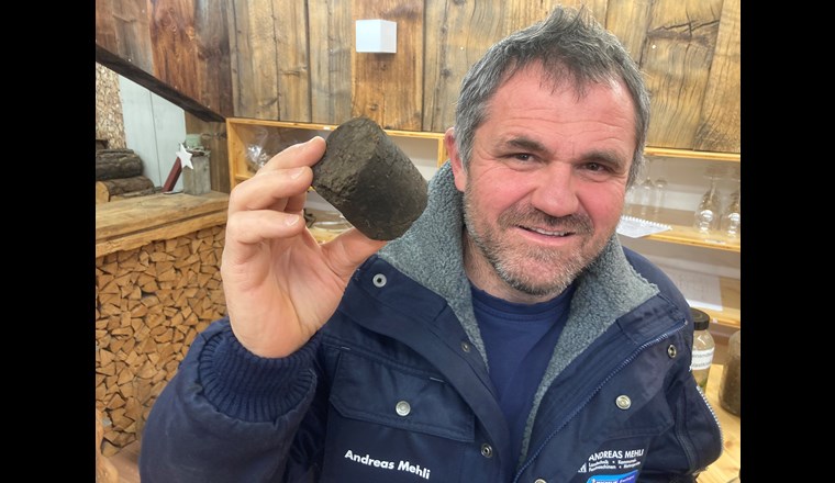 Andreas Mehli zeigt ein Stück HTC-Kohle. Das Produkt der hydrothermalen Karbonisierung wird oft auch als Biokohle bezeichnet, was allerdings missverständlich ist, da auch fossile Kohle «biologischen» Ursprungs ist. HTC-Kohle kann für die Energieerzeugung genutzt werden, sie ist aber auch als Bodenverbesserer, Dünger oder als Werkstoff für die Batterieherstellung im Gespräch. (©B. Vogel)