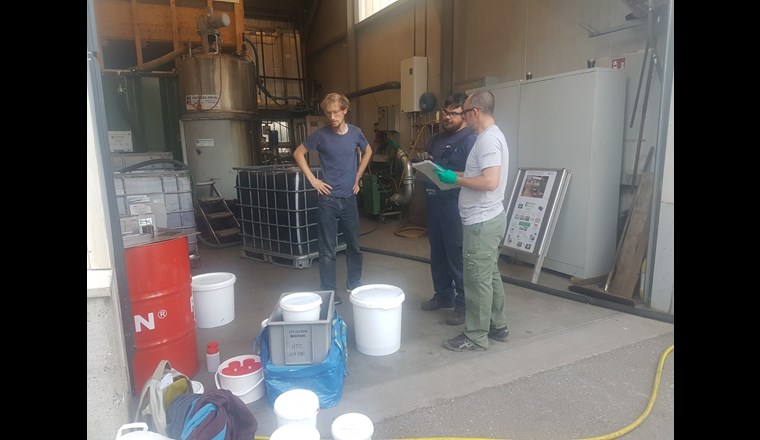 Ein Teil des Forscherteams, das die Pilotanlage zur hydrothermalen Karbonisierung untersucht hat (v.l.): Daniel Lustenberger (FHNW), Peter Dubaj (Mehli Landmaschinen AG) und Gabriel Gerner (ZHAW). (© zVg)