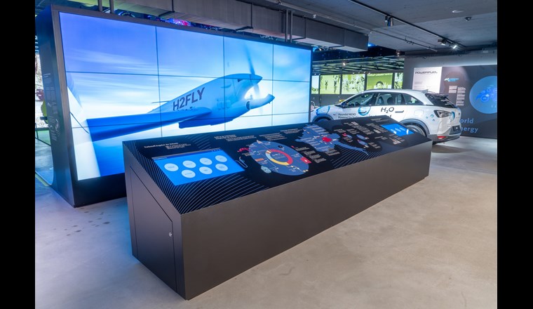 Informationen zum Treibstoff-Angebot in der Schweiz auf der Themeninsel Powerfuel im Verkehrshaus der Schweiz in Luzern. Der XXL-Bildschirm zeigt ein Wasserstoff-Flugzeug.
(© D. Amstutz/Verkehrshaus)