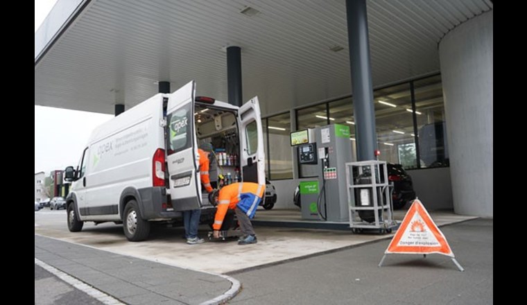 CNG- und Biogastankstellen sind komplexe Systeme. Daher wird viel in Unterhalt und Schulung der Tankstellenmitarbeitenden investiert. Foto: CNG Mobility