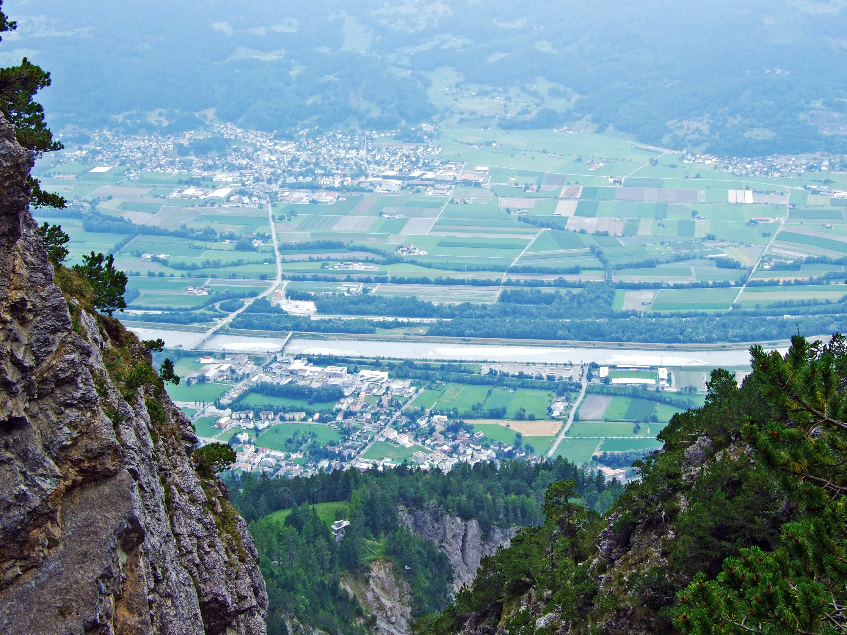 Sicht auf das Rheintal bei Schaan in Lichtenstein Foto: Mario Krpan/123rf.com