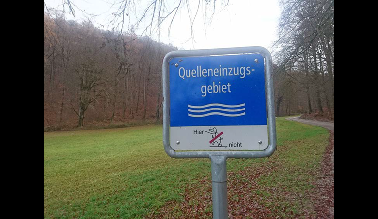 Der vorsorgliche Schutz von Quellen und Grundwasser – primär zum Schutz des Trinkwassers – ist gesetzlich zwar festgelegt. Im Detail und im Vollzug sind aber viele Fragen offen. 		            (© A. Bryner)