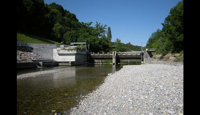 Neue Kleinwasserkraftwerke sollen mit Investitionsbeiträgen gefördert werden. Wie das Parlament dabei den Widerspruch zum Gewässerschutz lösen will, ist noch offen. 			            (© A. Bryner)