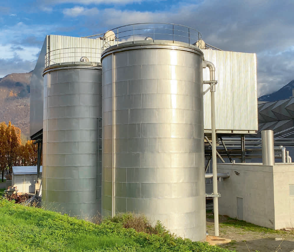 Zwei grosse Speicher gleichen die Schwankungen des Wärmebedarfs aus.