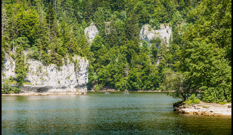 Trockenheitsanfälligkeit von Fliessgewässern: Die Ergebnisse zeigen, dass Gewässerabschnitte im Thurgebiet und Zürcher Oberland, im Entlebuch/Emmental und im Tafeljura besonders trockenheitsanfällig sind. Weniger trockenheitsanfällig sind jene im Tieferen Mittelland und in den Tallagen des Kettenjuras.  (© R. Navarro/123RF.com)