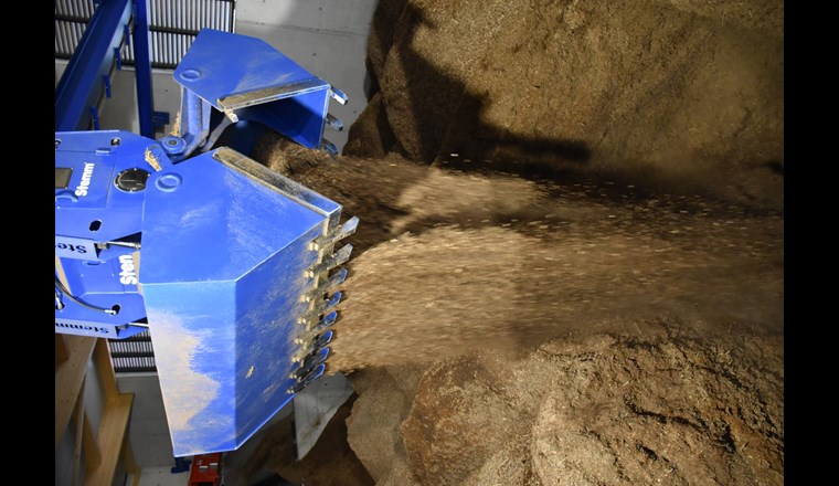 Fig. 2 Aus dem Sägewerk fallen jährlich rund 10'000 m3 Holznebenprodukte (Kernholz-Hackgut, Sägemehl, zerkleinerte Rinde) an, die im Holzheizwerk zur Wärmeproduktion genutzt werden. Die Nebenprodukte (vorwiegend Laubhölzer) sind sehr heterogen. (Foto: Viteos)