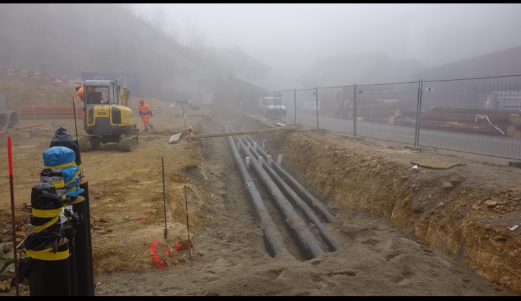 Fig. 3 Durch diese Rohrleitungen gelangt das heisse Wasser aus dem Holzheizwerk in den Wärmeverbund BéroCAD. (Foto: Viteos)