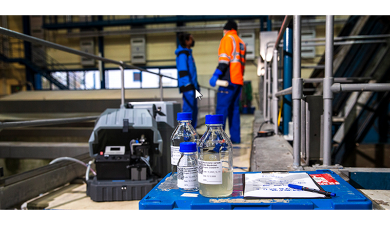 Probenahme auf der ARA Werdhölzli, Zürich (Foto: Esther Michel, Eawag)