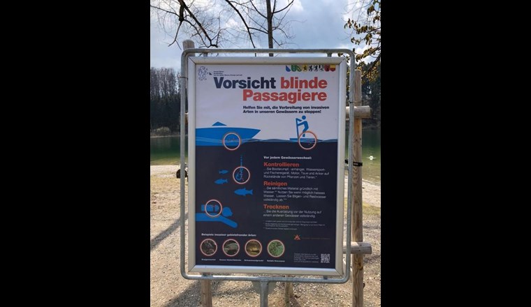 Die Plakate stehen an diversen Einwasserungsstellen wie hier am Türlersee. (Bild: Hausen a. Albis, Patrick Wyss)