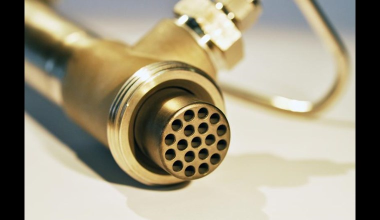 Die insgesamt 19 Kanäle in der Kohlenstoff-Membran vergrössern deren Oberfläche und ermöglichen somit einen grösseren Stoffdurchsatz. (© Fraunhofer)