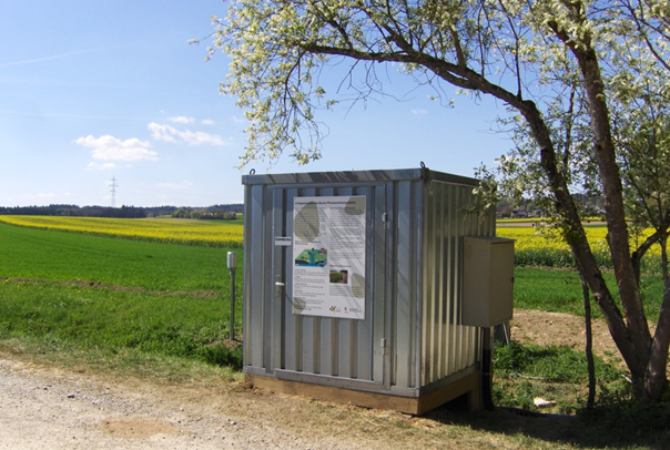 Ein wichtiger Teil des Berner Pflanzenschutzprojekts ist das Gewässermonitoring. Zwei kleine Fliessgewässer, der Ballmoosbach und der Chrümmlisbach, werden während acht Jahren von 2017 bis 2024 überwacht. Auf dem Foto ist die Messstation am Ballmoosbach in Zuzwil zu sehen. (Foto: Matthias Ruff, AWA)